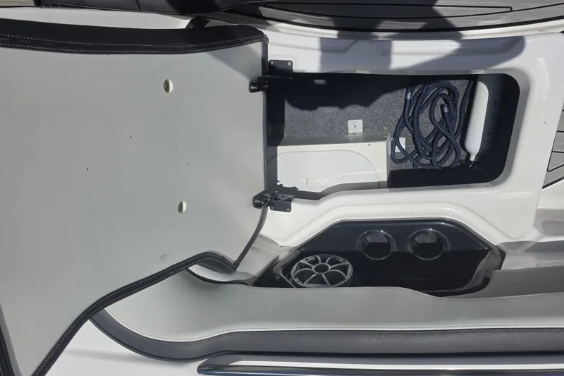 Slide: The Image of Compartimento de almacenamiento en el barco Yamaha 252SD, año 2022. - 63