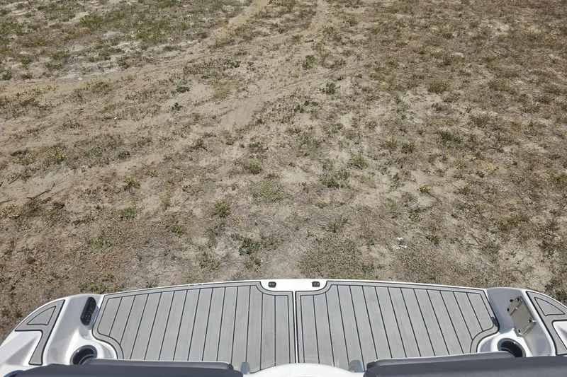 Slide: The Image of Rear view of a 2022 Yamaha Boats 252SD on dry land. - 95