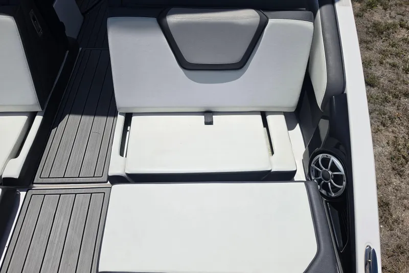 Slide: The Image of Interieur van Yamaha 252SD boot, 2022 model, met witte zitplaatsen. - 18