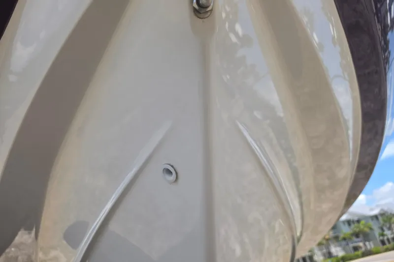 Slide: The Image of Primo piano dello scafo di una barca Yamaha 252SD 2022. - 13