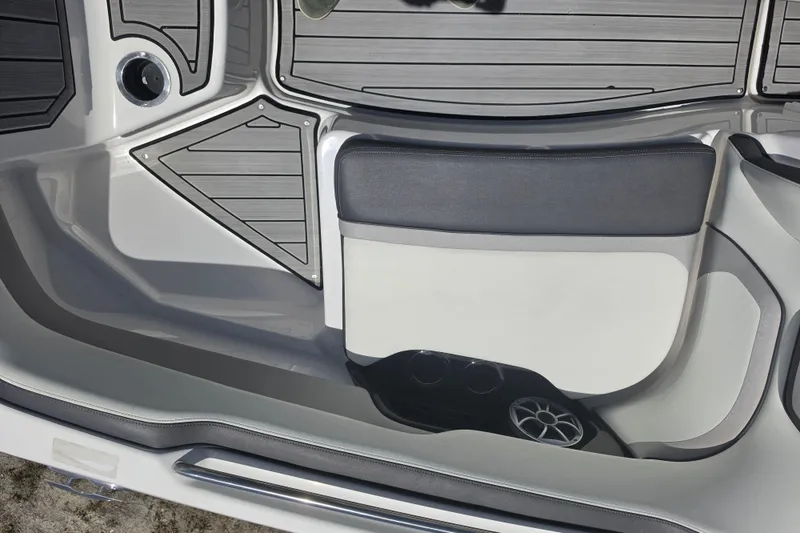 Slide: The Image of Interior de un Yamaha Boats 252SD 2022 con acentos grises. - 65