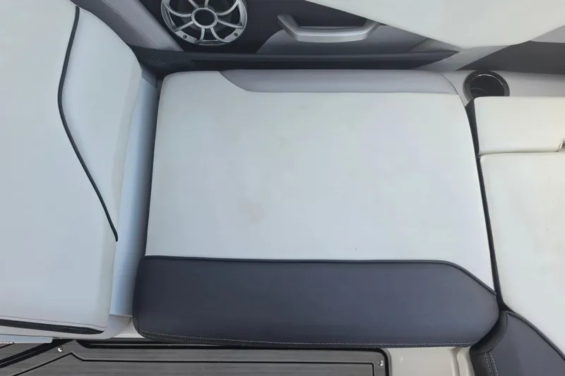 Slide: The Image of Innenraum eines 2022 Yamaha 252SD Bootes, Sitzpolster und Lautsprecher. - 28