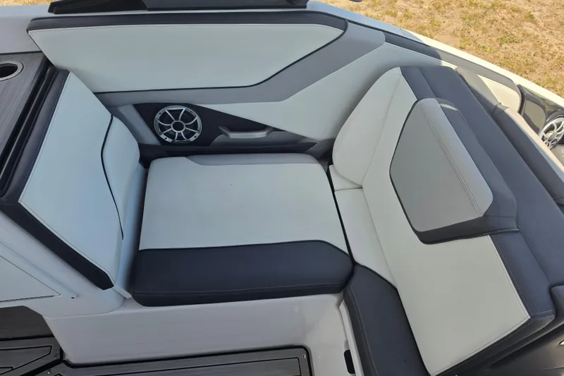 Slide: The Image of Interni di un Yamaha Boats 252SD 2022 con sedili moderni. - 26