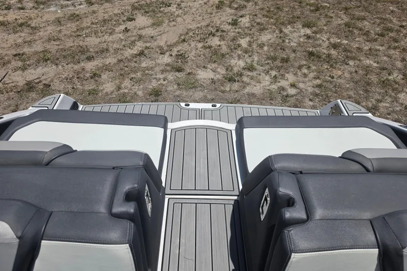 Slide: The Image of 2022 Yamaha Boats 252SD rear deck with cushioned seating and gray flooring. - 71