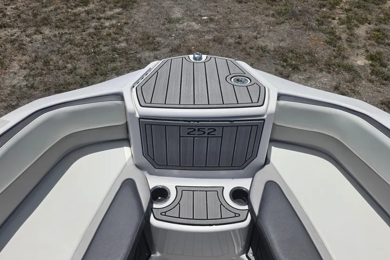 Slide: The Image of Yamaha 252SD Boot 2022, Vorderdeckansicht mit grauem Polster. - 57