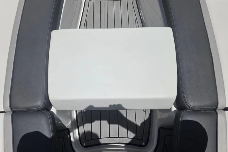 Slide: The Image of Yamaha Boats 252SD 2022, Sitzbereich mit grauen Polstern. - 60