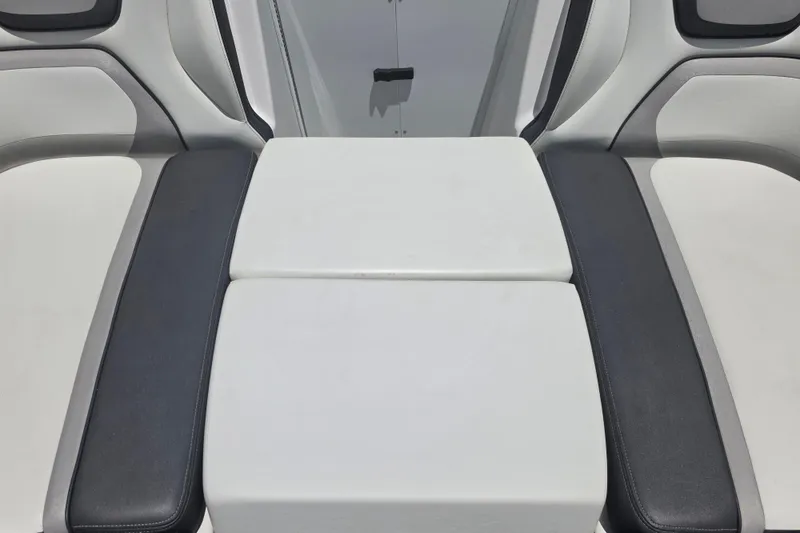 Slide: The Image of Sedile barca Yamaha 252SD 2022 con rivestimento grigio e bianco. - 59