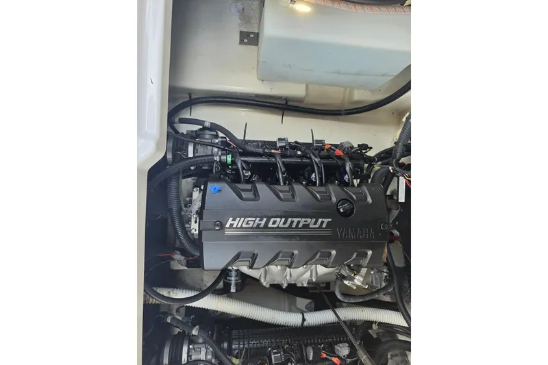 Slide: The Image of 2022 Yamaha Boats 252SD high output engine in boat compartment. - 91