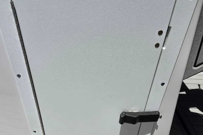 Slide: The Image of Gros plan d'une porte sur un bateau Yamaha 252SD 2022. - 51