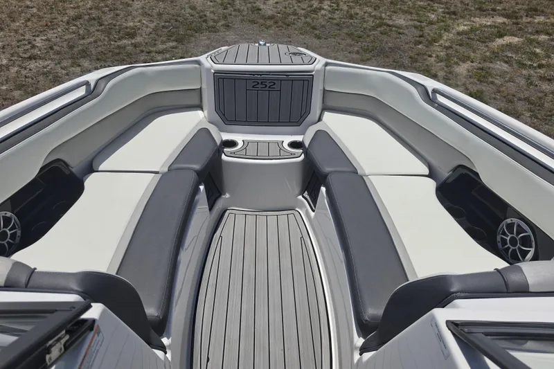 Slide: The Image of Interni del Yamaha Boats 252SD 2022 con sedili grigi e bianchi. - 54