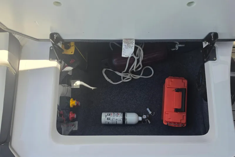 Slide: The Image of Stauraum im Yamaha 252SD Boot mit Ausrüstung und Feuerlöscher. - 27