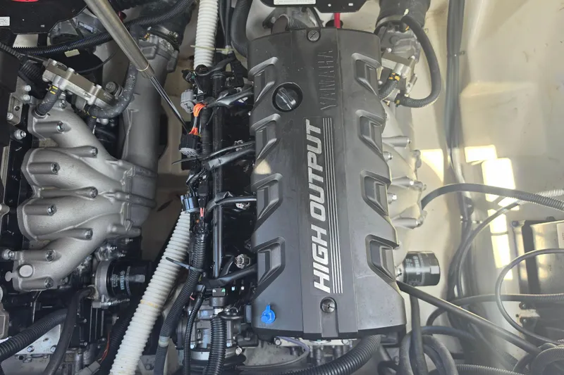 Slide: The Image of 2022 Yamaha Boats 252SD high output engine, detailed view. - 93