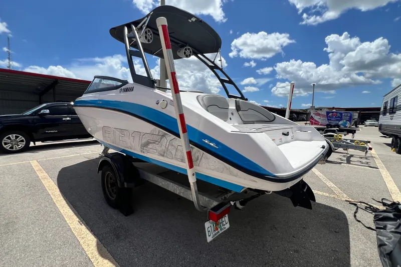 Slide: The Image of 2022 Yamaha Boats AR190 on trailer under sunny sky in parking lot. - 5