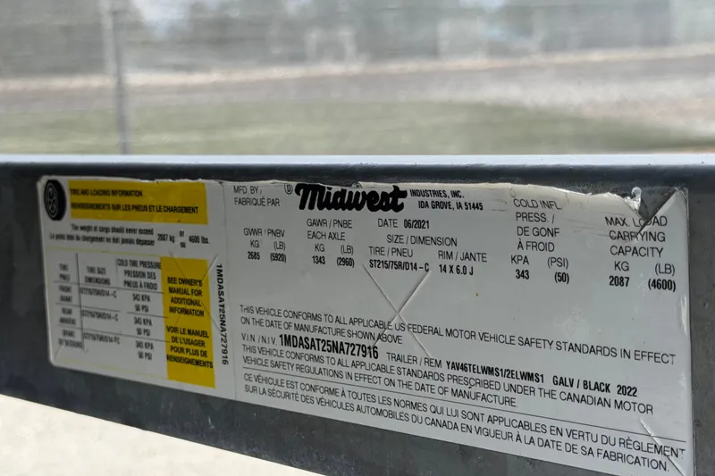 Slide: The Image of Label on a 2022 Yamaha Boats AR210 trailer, detailing tire and loading information. - 65