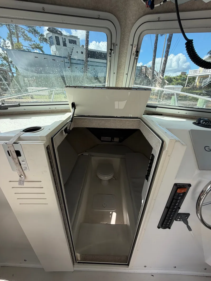 Slide: The Image of Parker Marine 2820 XLD Sport Cabin 2022 - 16