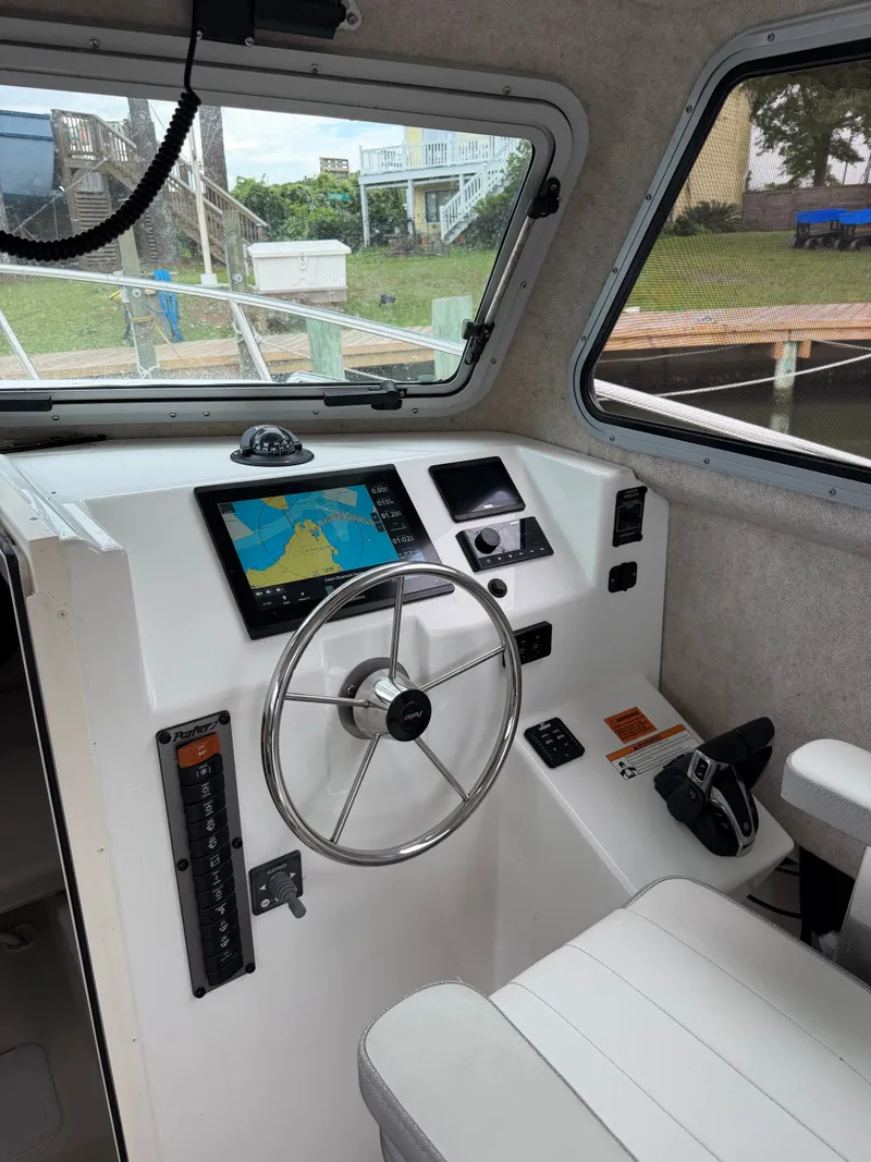 Slide: The Image of Parker Marine 2820 XLD Sport Cabin 2022 - 9