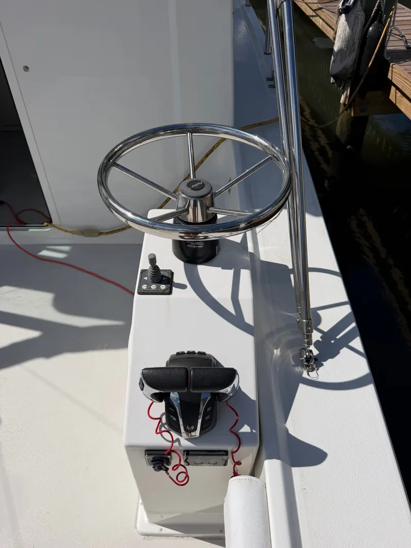 Slide: The Image of Parker Marine 2820 XLD Sport Cabin 2022 - 8