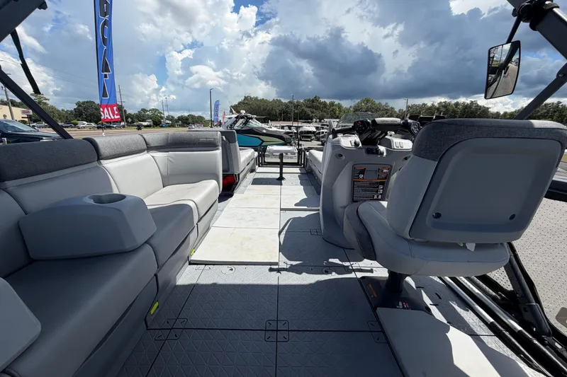 Slide: The Image of La imagen muestra el interior de un Sea-Doo Switch Cruise 21 de 2023 con asientos grises y un timón. - 34