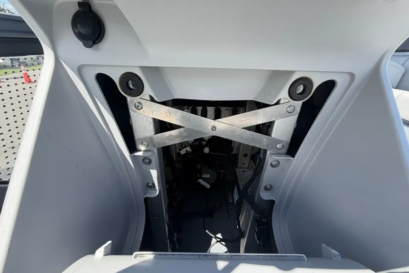 Slide: The Image of Vista del interior de un Sea-Doo Switch Cruise 21 de 2023, mostrando detalles técnicos. - 21