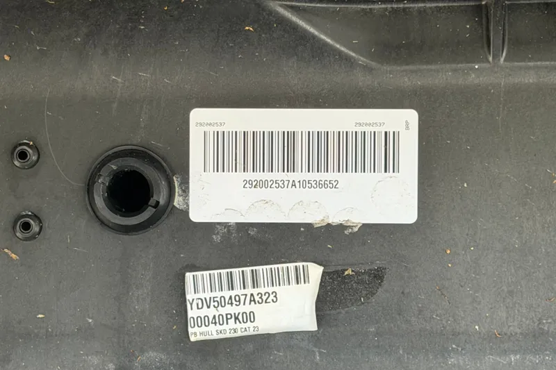 Slide: The Image of Close-up van een bootonderdeel met barcodes en serienummerstickers. - 59