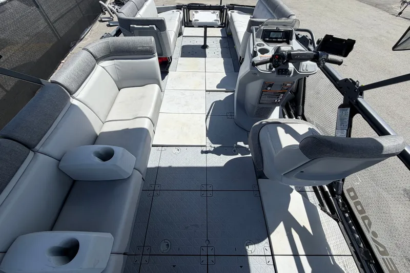 Slide: The Image of Das Bild zeigt das Innere eines Sea-Doo Switch Cruise 21 von 2023 mit grauen Sitzen und einem Steuerstand. - 29