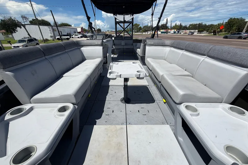 Slide: The Image of Intérieur du Sea-Doo Switch Cruise 21 de 2023 avec des sièges gris et une table. - 15