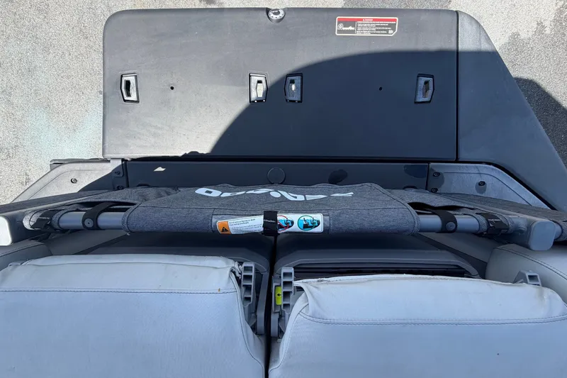 Slide: The Image of Blick von oben auf das Heck eines Sea-Doo Switch Cruise 21 mit grauen Sitzen. - 28