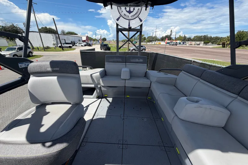 Slide: The Image of Das Bild zeigt das geräumige Deck eines Sea-Doo Switch Cruise 21 von 2023 mit grauen Sitzen. - 23