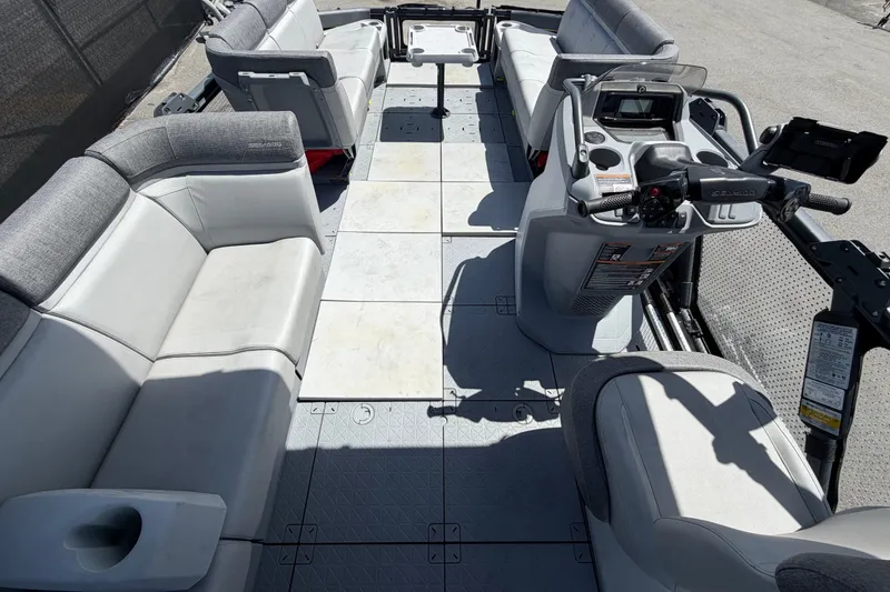 Slide: The Image of Das Bild zeigt das geräumige Deck eines Sea-Doo Switch Cruise 21 von 2023 mit grauen Sitzbänken. - 35