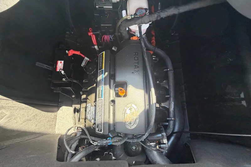 Slide: The Image of Vano motore di un Sea-Doo Switch Cruise 21 del 2023 con cavi e componenti visibili. - 33