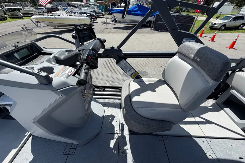Slide: The Image of Das Bild zeigt das Cockpit eines Sea-Doo Switch Cruise 21 von 2023 mit grauen Sitzen. - 36