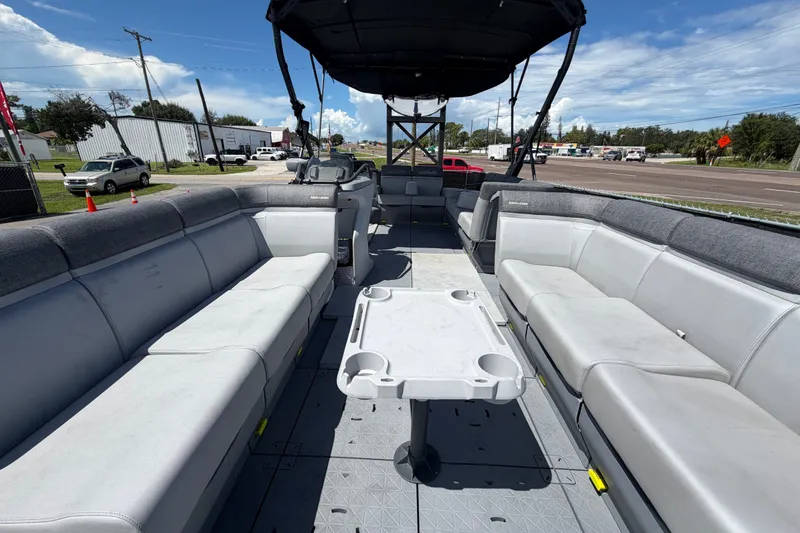 Slide: The Image of La imagen muestra la espaciosa cubierta de un Sea-Doo Switch Cruise 21 de 2023 con asientos grises. - 16
