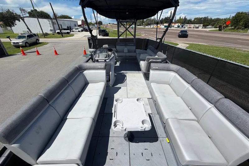 Slide: The Image of L'immagine mostra il ponte spazioso di un Sea-Doo Switch Cruise 21 del 2023 con sedili grigi. - 14