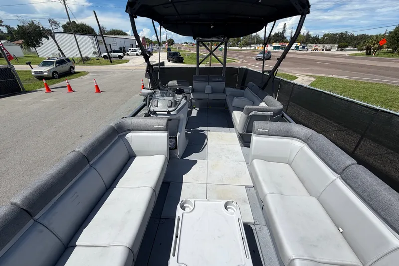 Slide: The Image of L'immagine mostra il ponte spazioso di un Sea-Doo Switch Cruise 21 del 2023 con sedili grigi. - 17