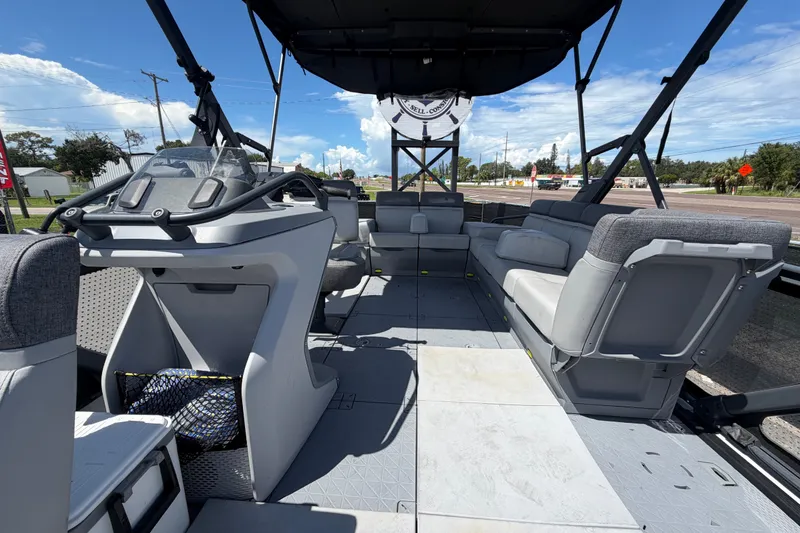 Slide: The Image of L'immagine mostra il ponte spazioso di un Sea-Doo Switch Cruise 21 del 2023 con sedili grigi. - 18