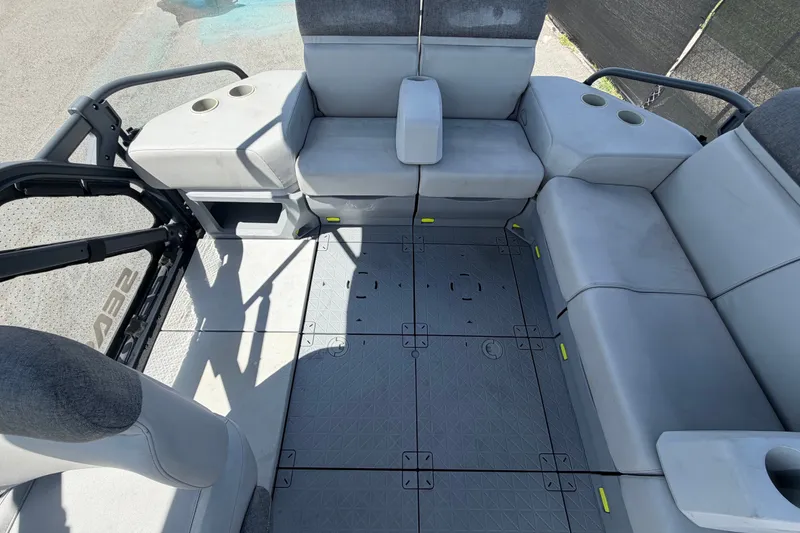 Slide: The Image of De afbeelding toont het zitgedeelte van een Sea-Doo Switch Cruise 21 uit 2023 met grijze bekleding. - 24