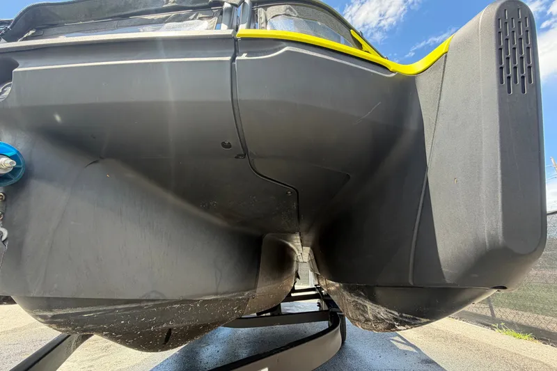 Slide: The Image of Unterseite eines Sea-Doo Switch Cruise 21 von 2023, mit markanten Rumpfdetails. - 13