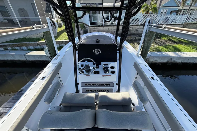 Slide: The Image of Das Bild zeigt das Cockpit eines Sportsman Heritage 241 Center Console Bootes von 2023. - 14