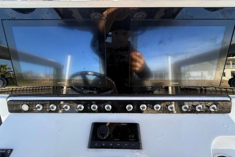 Slide: The Image of Das Bild zeigt das Armaturenbrett eines Sportsman Heritage 241 Center Console Bootes mit zwei großen Bildschirmen. - 18