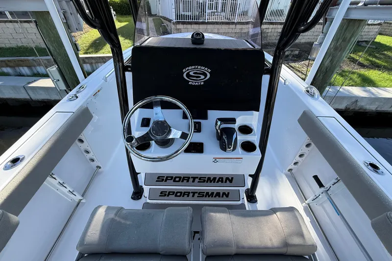 Slide: The Image of La imagen muestra el timón de un barco Sportsman Heritage 241 Center Console de 2023. - 15