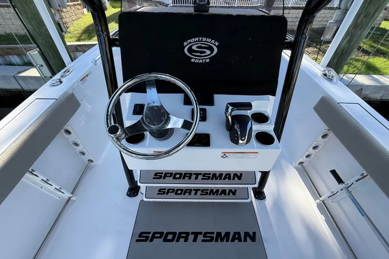 Slide: The Image of La imagen muestra el timón de un barco Sportsman Heritage 241 Center Console de 2023. - 16