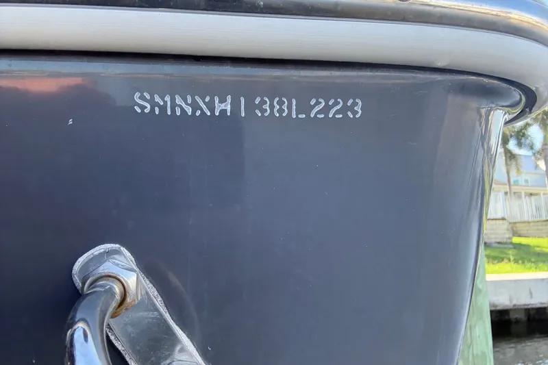 Slide: The Image of Primo piano dello scafo di una barca Sportsman Heritage 241 Center Console del 2023. - 63