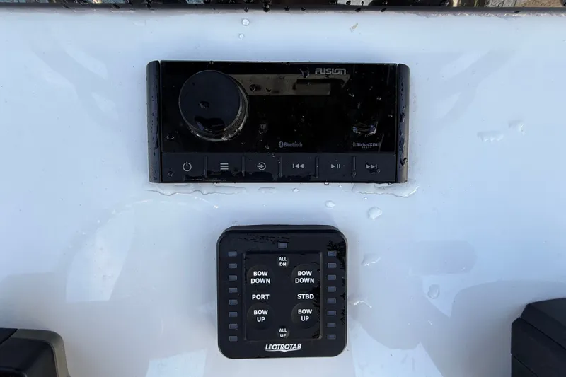 Slide: The Image of Een Fusion-audiosysteem en een Lenco-bedieningspaneel zijn op een witte ondergrond gemonteerd. - 19