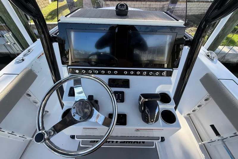 Slide: The Image of Das Bild zeigt das Steuerpult eines Sportsman Heritage 241 Center Console Bootes von 2023. - 17