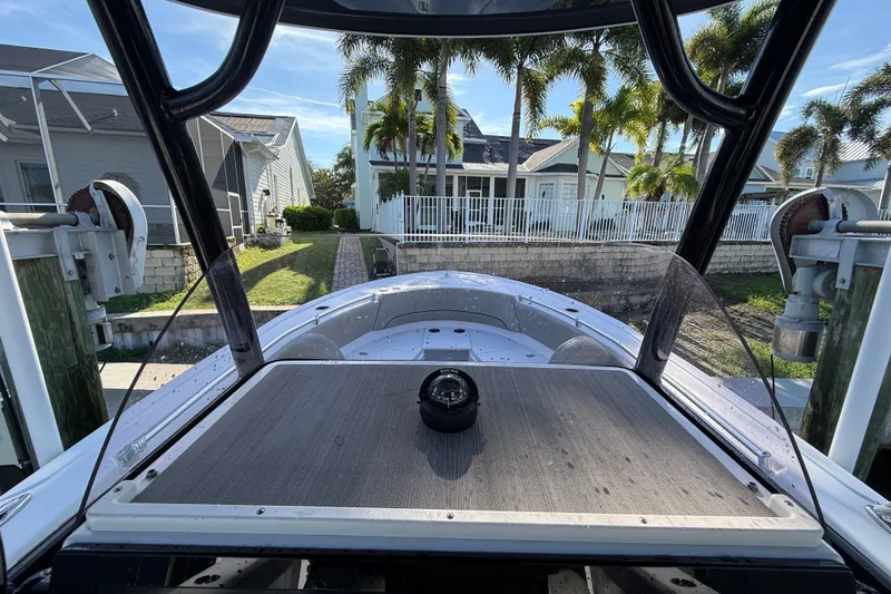 Slide: The Image of L'immagine mostra la prua di una barca Sportsman Heritage 241 Center Console 2023, con una bussola. - 21