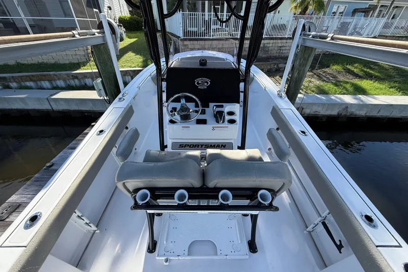 Slide: The Image of L'immagine mostra il cockpit di una barca Sportsman Heritage 241 Center Console del 2023. - 13