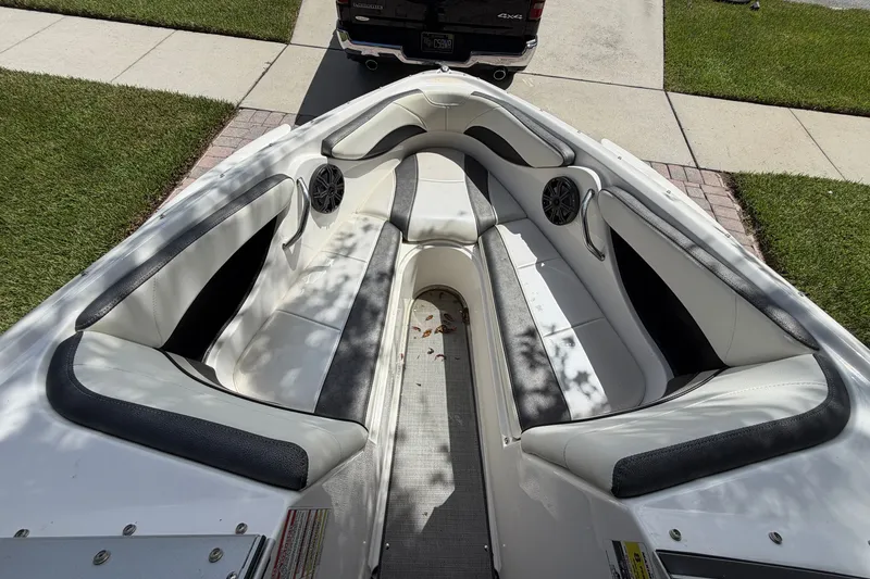 Slide: The Image of De afbeelding toont de cockpit van een Campion Allante 180 boot uit 2021 met witte en zwarte zitplaatsen. - 36