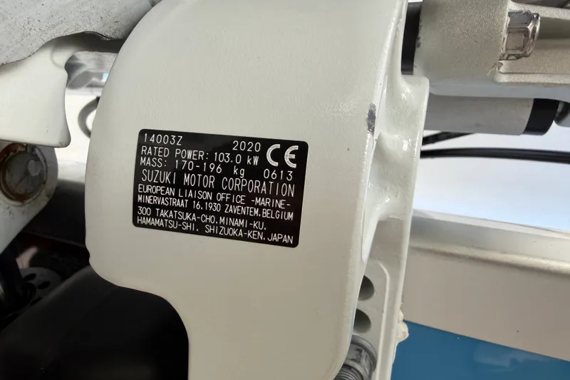 Slide: The Image of Close-up van een Suzuki motorlabel met technische specificaties. - 25