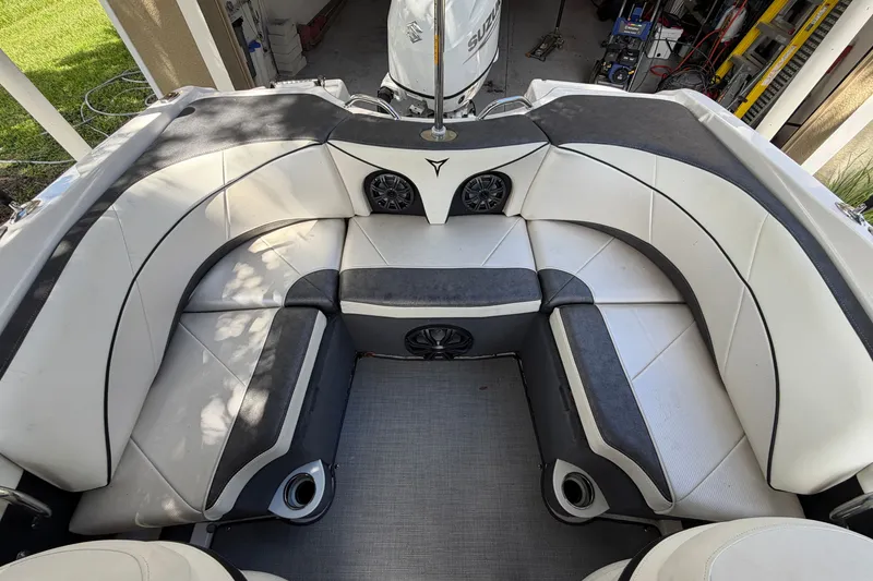 Slide: The Image of De afbeelding toont het interieur van een Campion Allante 180 boot uit 2021 met witte en grijze zitplaatsen. - 32