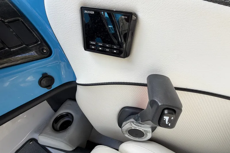 Slide: The Image of Vista interior de un Campion Allante 180 de 2021 con controles y altavoz. - 27